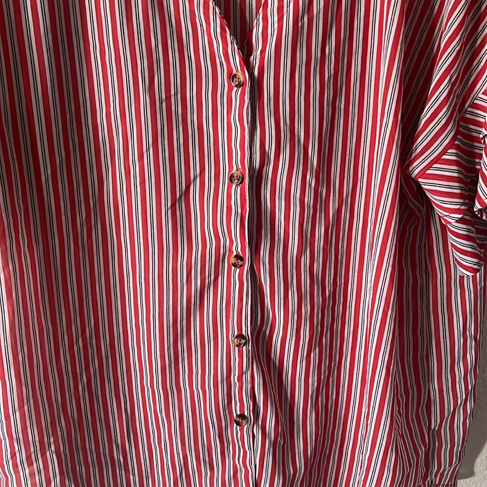 Umgee button down size Medium - Picture 4 of 6